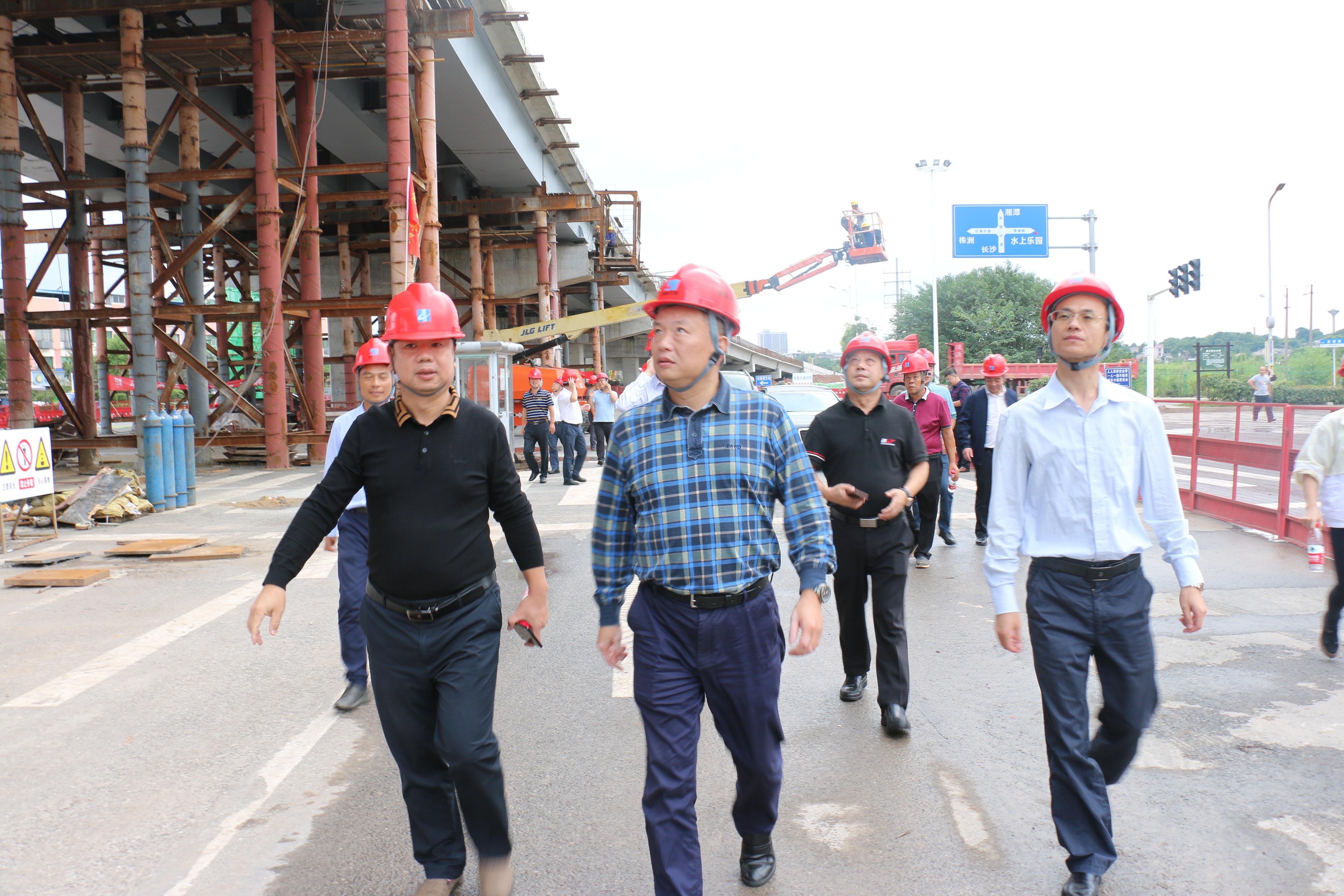 【万博man官网登会战】集团党委委员、副总经理陈浩现场调度六分公司芙蓉快改项目建设