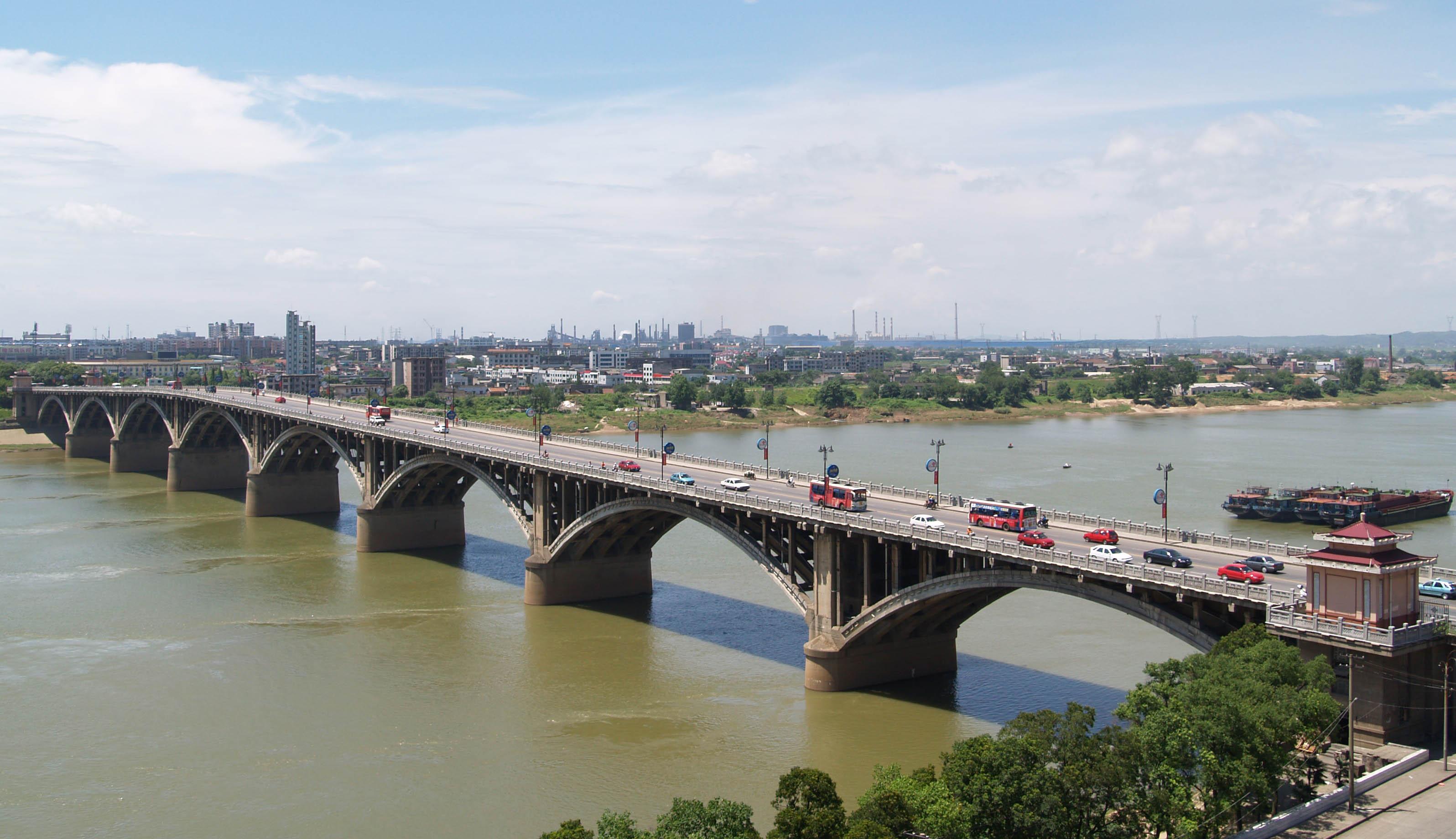 公司承建的湘潭一大桥工程被誉为“千里湘江第一桥”<h2>6615中彩网登录</h2>，比长沙市的第一座湘江大桥还早10年<h2>6615中彩网登录</h2>，一直以来是湘潭市标志性建筑